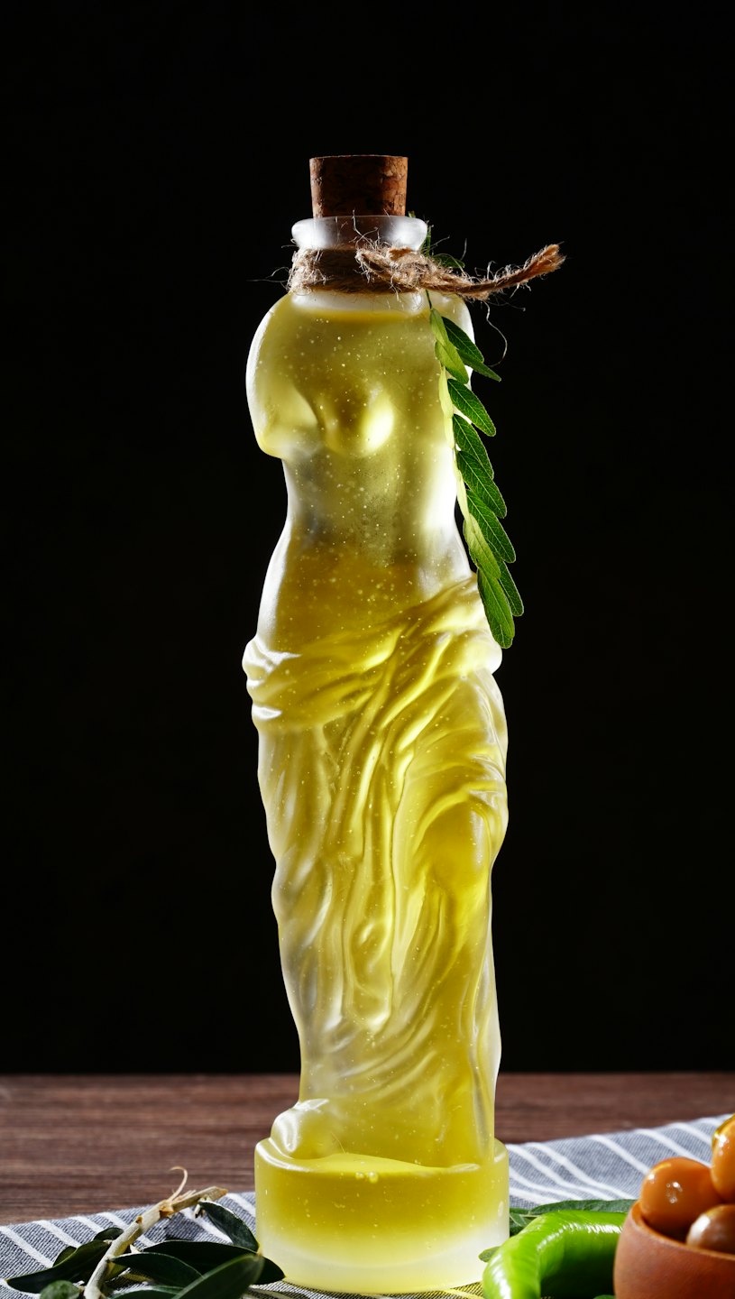 Bouteille en verre en forme de statue remplie d'huile d'olive.
